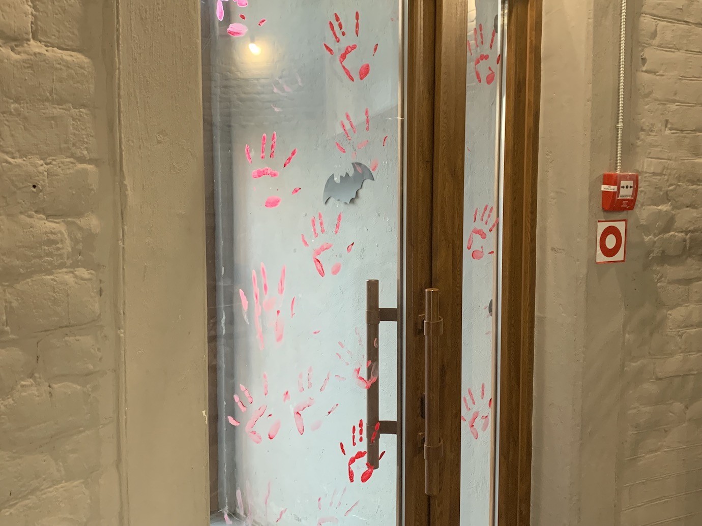 фотография кровавых отпечатков на входе в Вежу