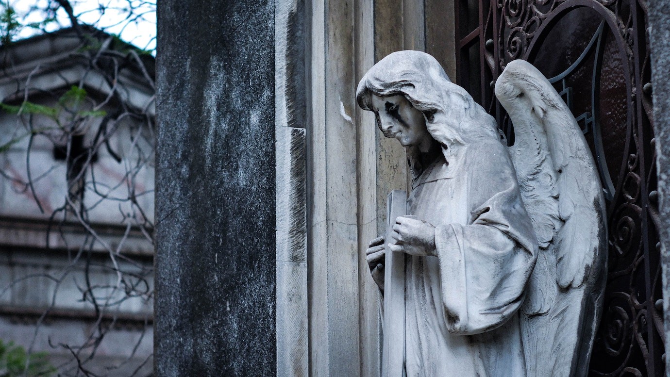 фотография статуи ангела на кладбище